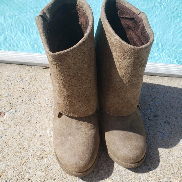 Beautiful  booties - Picture 3 of 4